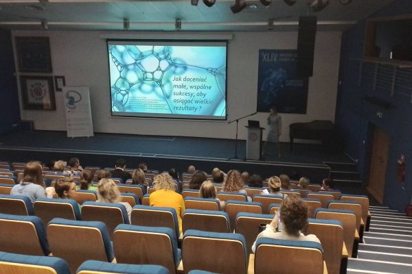 Uczestnicy szkolenia siedzący a auli podczas zajęć.