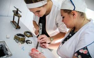Przykładowe zajęcia na kierunku Technik Dentystyczny (1)